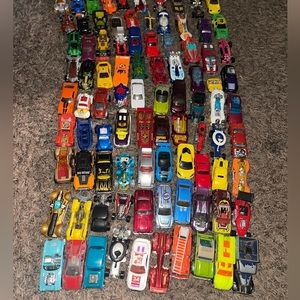 92 Hot Wheels!! Perfect for collecting.